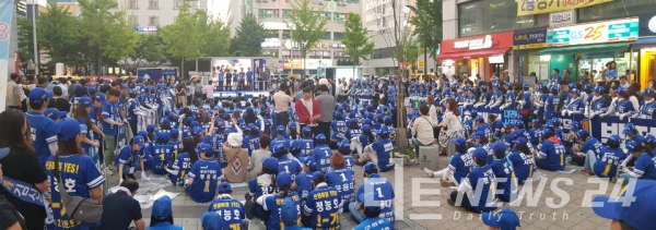 대전을 찾은 추미애 대표 지원 유세장에 당 관계자 및 지지자들, 대전시민 등 1000여명이 모였다.