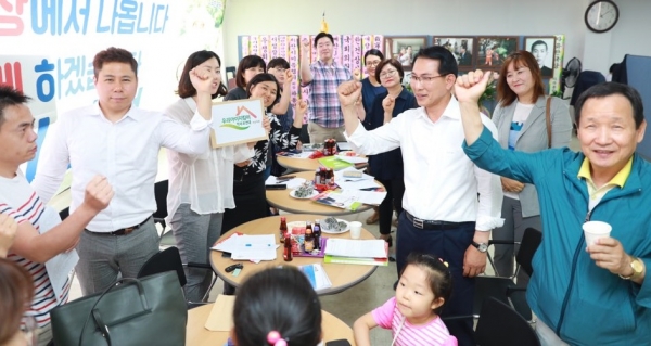 6일 우리아이지킴이 학부모연대 학부모들이 한국당 이완섭 후보 지지를 알리기 위해 캠프를 방문했다. 학부모들이 이완섭 후보와 기념촬영을 하고 있다