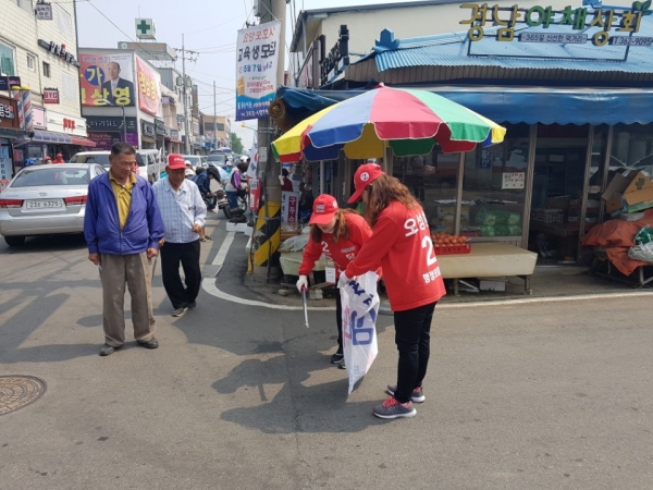 오성환 당진시장 후보 가족과 운동원들의 길거리 청소봉사 장면