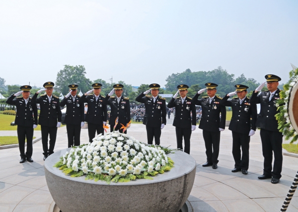 경찰공무원들의 헌화 및 묵념 장면