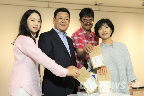 박성효 자유한국당 대전시장 후보와 부인 백기영씨 등 가족들이 8일 오전 대전시청에 마련된 사전투표소에서 투표하고 있다.