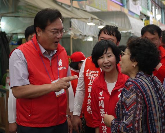 9일 오전 정진석의원이 송아영 세종시장 후보와 함께 조치원전통시장에서 한 상인과 담소를 나누고 있다.