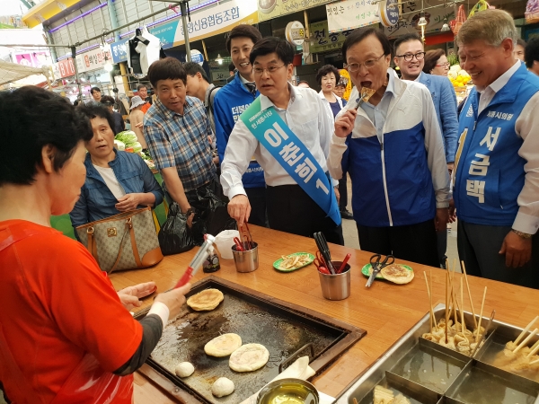 9일 이해찬의원이 이춘희 세종시장 후보와 함께 조치원 정통시장에서 호떡을 사 먹고 있다.