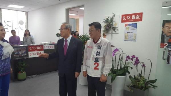홍선기 전 대전시장(좌측)이 9일 박성효 후보(우측)를 만나 이번 지방선거 승리를 기원했다. 박성효 후보 측 제공.