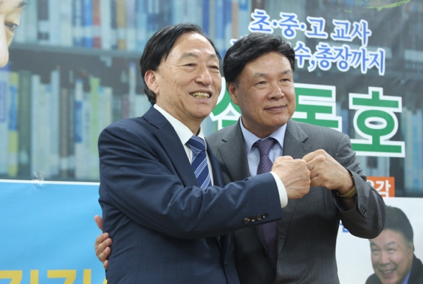 설동호 대전교육감 후보(왼쪽)와 홍수환 전 복싱 세계챔피언(오른쪽).