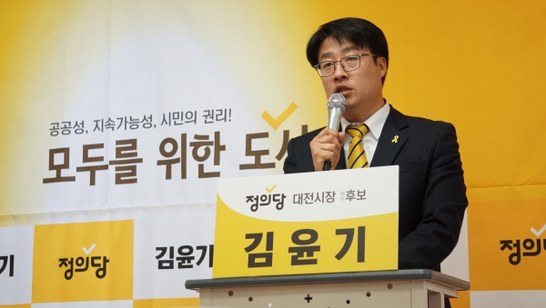 김윤기 후보가 10일 중소상인 보호를 위해 복합쇼핑몰에 대한 규제권한을 강화하겠다고 약속했다.