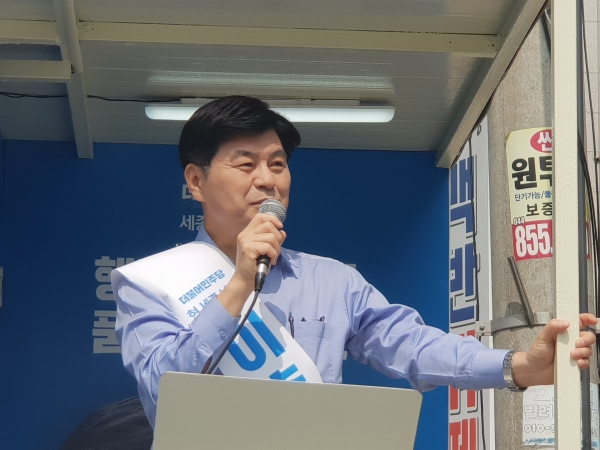 12 이춘희 민주당 세종시장 후보가 대평시장에서 유세차를 이용한 유세전을 펼치고 있다.