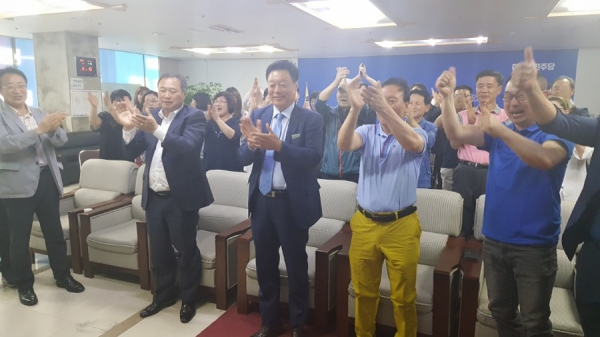 이규희 더불어민주당 천안갑 국회의원 후보가 13일 오후 방송사 출구조사 결과 발표 이후 지지자들과 박수를 치며 승리를 예감하고 있다. 이 후보 캠프 제공.