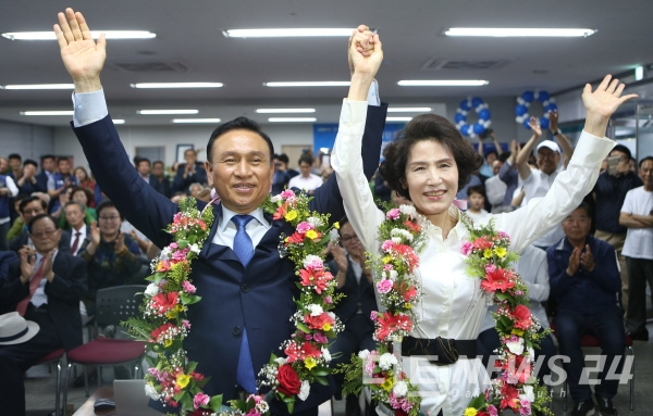13일 구본영 더불어민주당 천안시장 후보가 당선이 확실시되자 지지자들로부터 축하를 받고 있다.