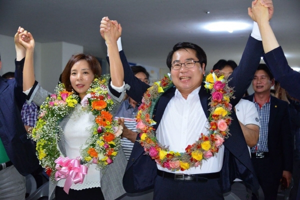 오세현 더불어민주당 아산시장 후보가 13일 밤 11시 당선이 확실시 되자 지지자들과 함께 환호하고 있다.