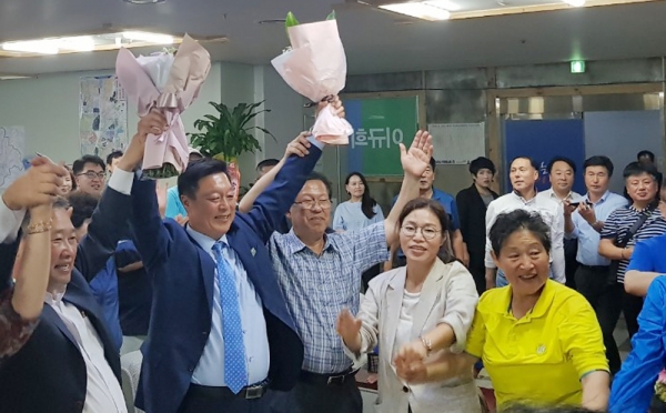 이규희 더불어민주당 천안갑 국회의원 후보가 당선이 확실시 되자 지지자들과 함께 기쁨을 나누고 있다. 이 후보 캠프 제공.