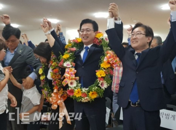 허태정 더불어민주당 대전시장 후보가 당선확정 소식을 듣고 환호하는 지지자들에게 감사의 뜻을 전하고 있다.