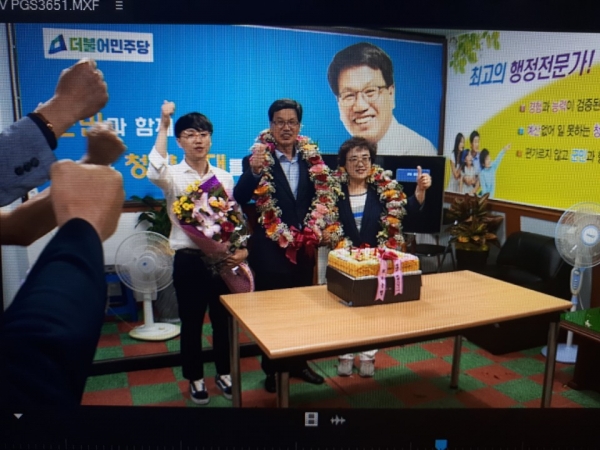 김돈곤 청양군수 후보가 13일 선거사무소에서 당선이 확정되자 부인을 비롯해 아들, 지지자들이 함께 환호하고 있다.