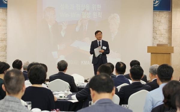 대전상공회의소는 14일 오전 대전 유성호텔에서 ‘제206차 대전경제포럼 조찬세미나’를 개최, CR파트너즈 권기술 회장이 ‘효과적인 설득과 협상의 기술’이란 주제로 특강하고 있다.