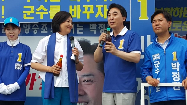 지난 9일 박수현 전 청와대 대변인이 박영선 상임선대위원장과 함께 부여에서 지원유세를 하고 있는 모습