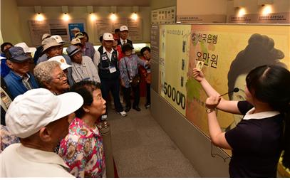 한국조폐공사는 15일 화폐박물관에서 부여‧논산 지역 국가유공자와 보훈가족 80여명을 초청해 행사를 가졌다. 국가유공자와 보훈가족들이 화폐박물관 전시물을 관람하며 설명을 듣고 있다.
