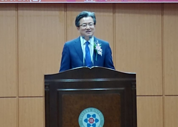대전 유성구청장에 당선된 정용래 당선인이 15일 당선증을 수령하고 소감을 발표하고 있다.