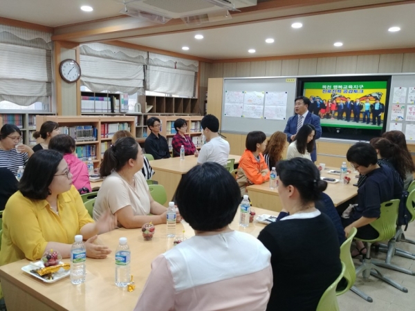 목천중학교가 지난 14일 도서실 글빛마루에서 학생, 교사, 학부모, 지역주민이 함께 하는 생생공감토크 행사를 가졌다.