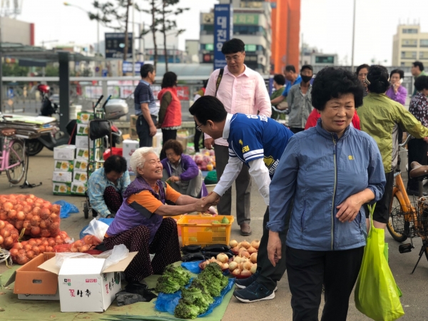 허태정 대전시장 당선자가 18일 대전역 앞 노점상 상인들과 인사를 나누고 있다.