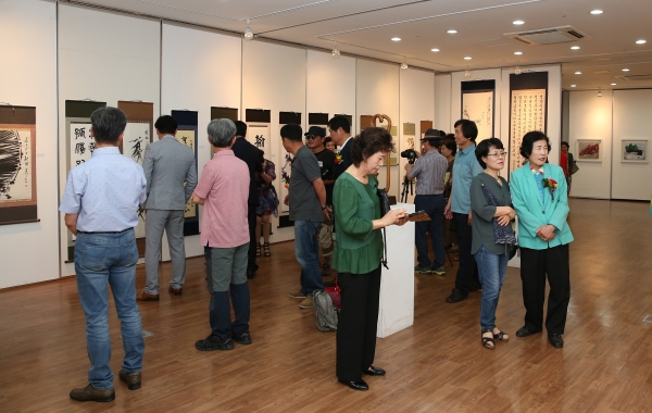 한국미술협회 청양지부는 17일 청양문화예술회관 전시실에서 제10회 청양향토작가 및 출향작가·전국작가 초대전을 가졌다.