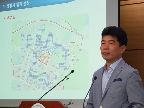 박준하 정부청사관리본부장이 ‘정부세종 신청사’는 총사업비 약 3825억 원을 투입해 연면적 약 13만 8000㎡ 규모로 2021년 완공을 목표로 건립될 예정이라고 밝히고 있다.