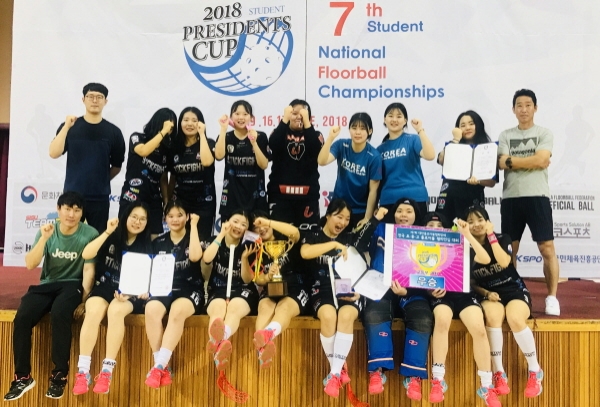 천안여자상업고등학교 학생들이 지난 17일 경기도 포천 대진대학교에서 열린 제7회 협회장배 전국플로어볼챔피언십 여자 고등부 부문에서 대회 우승을 차지했다.