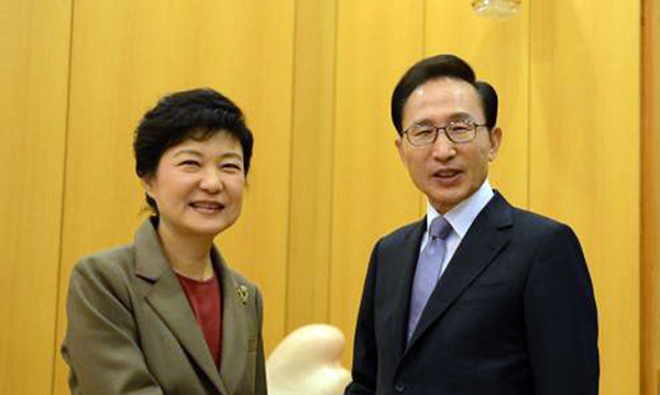 보수의 몰락을 불러 온 박근혜(왼쪽), 이명박 전 대통령. 자료사진.