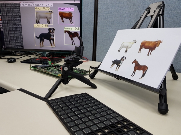 ETRI 연구진이 개발한 시각지능 칩 기술이 연결된 카메라를 통해 사물을 인지하고 있다..