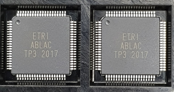 ETRI 연구진이 개발한 Analog/Digital Hybrid 뉴런 칩.