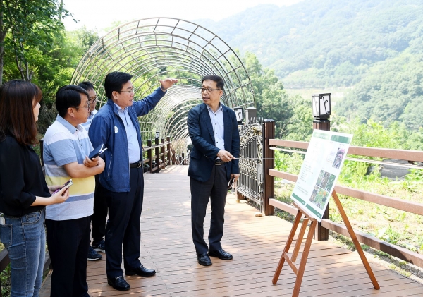 21일 이재승 중구 부구청장이 뿌리공원 장미터널 조성 현장을 점검했다.