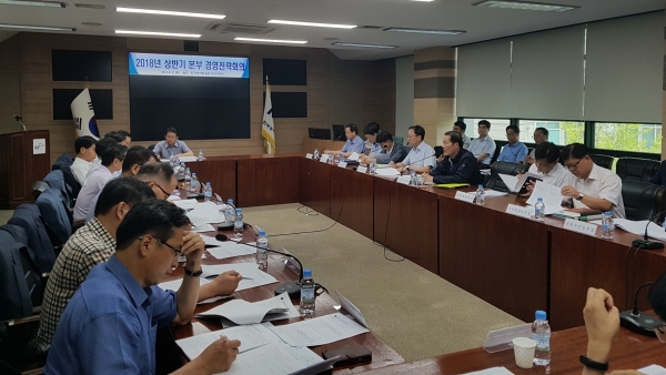 김종필 한국농어촌공사 충남지역본부장(오른쪽 가운데)이 3층 대회의실에서 사업 점검 회의를 주재하고 있다.