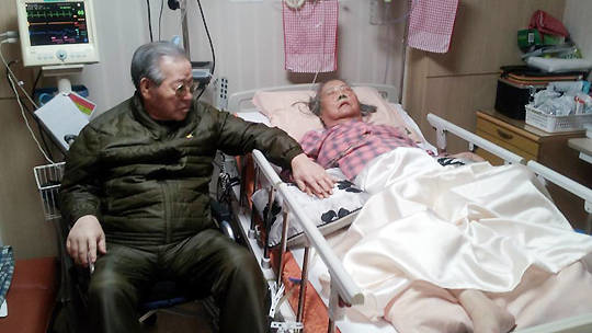 2015년 2월, 64년 내조한 부인 박영옥 여사의 병실을 지키고 있던 김 전 총리 모습.