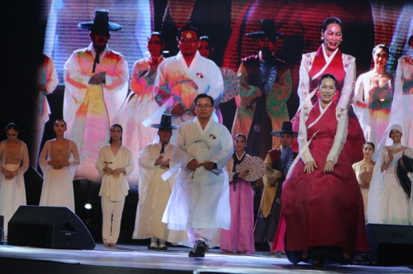 지난 22일 한산모시관 일원에서 제29회 한산모시문화제가 개최된 가운데 노박래 군수가 목은정 디자이너 패션쇼에 모시옷을 입고 무대에 등장했다.