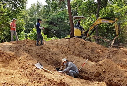 지난 23일 세종시 산울리 은고개에서 1950년에 발생한 국민보도연맹사건 희생자들의 유해 발굴 작업이 진행되고 있다.