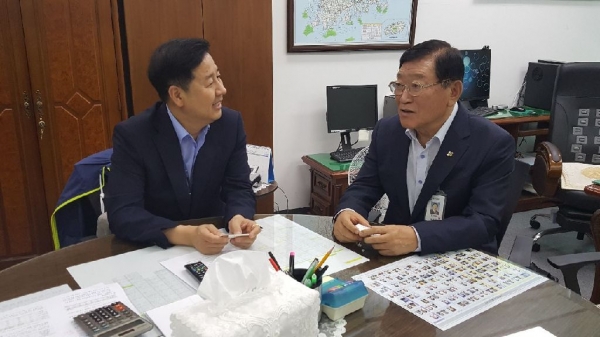 김석환(오른쪽) 군수가 지난 26일 기획재정부를 방문해 지역 주요 현안사업에 대한 국비 지원 요청에 나섰다.