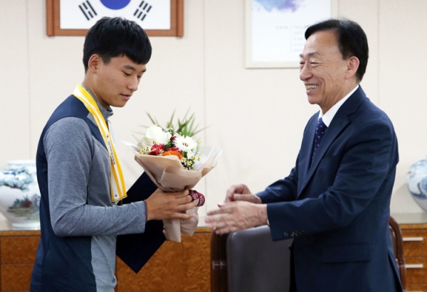 설동호 대전교육감이 세계신기록을 수립한 대전체고 김현종 선수를 격려했다.