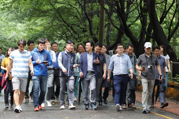 허태정 대전시장이 1일 중구 보문산에서 시출입기자들과 함께 산책을 하며 소통의 시간을 가졌다.