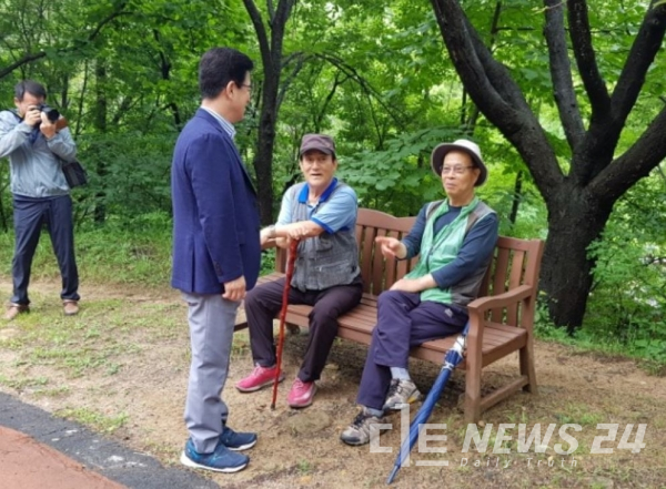 ​허태정 대전시장이 보문산 찻은 시민들과 인사를 나누고 있다.