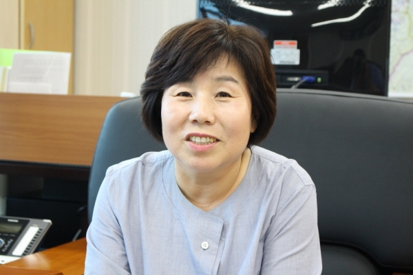 아산시의회 첫 여성 의장이 된 김영애 시의원.