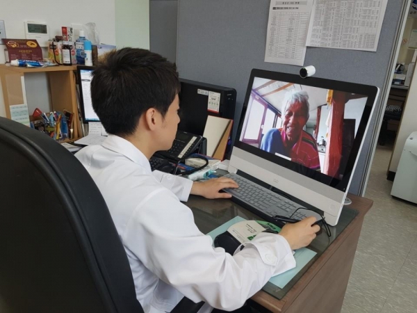 홍성군이 운영중인 4차산업 ICT활용한 방문진료사업이 호응도가 높아지고 있다. 담당의가 정보통신을 이용해 환자 진료에 나서고 있다.