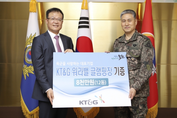백복인 KT&G 사장(왼쪽)과 김용우 육군 참모총장(오른쪽)이  6일 육군 서울사무소에서 기증식을 갖고 기념 촬영을 하고 있다.