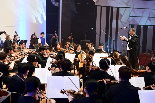 지난 10일 홍주문화회관에서는 홍주지명 천년의 해를 기념하기 위한 홍성군립예술단의 정기합동공연이 열렸다.