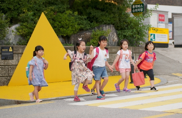 삼성디스플레이가 천안·아산지역 초등학생들의 등하굣길 교통사고 예방활동에 나선다.