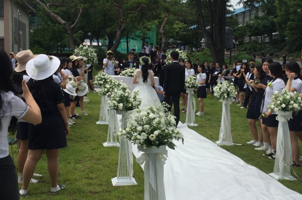 대전 유성생명과학고가 수업 시간에 모의결혼식을 올려 관심을 모으고 있다.