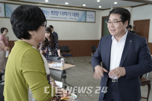 오세현 아산시장이 12일 선장면행정복지센터에서 한 주민과 대화를 하고 있다.