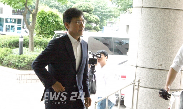 수행비서 성폭행 혐의를 받고 있는 안희정 전 충남지사가 13일 오전 서울 서부지법에 출석하고 있다.