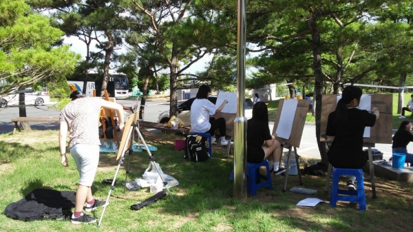 지난 14일 천안 충남예술고등학교에서 열린 제50회 충남 중‧고등학생 미술실기대회에서 천안지역 학생들이 수채화풍경 실기 종목에 참여해 실력을 뽐내고 있다.