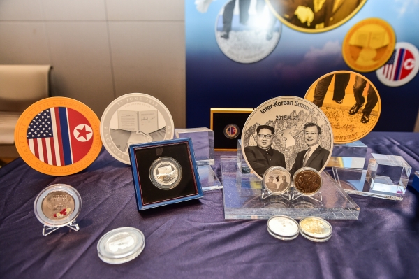 ‘한반도 평화 기념메달’ 사진