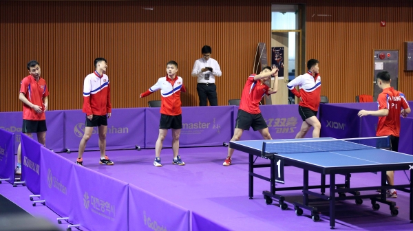 코리아오픈 탁구대회에 출전하는 북한 선수들이 16일 대전 중구 한밭체육관에서 연습경기에 앞서 몸을 풀고 있다.