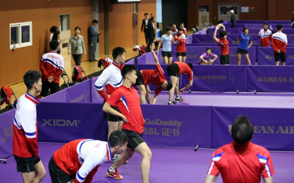 코리아오픈 탁구대회에 출전하는 북한 선수들이 몸을 풀고 있다.